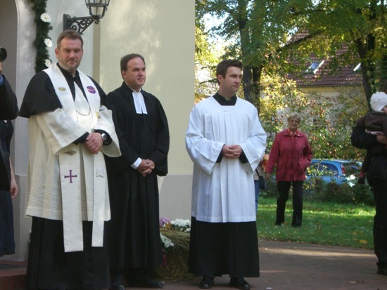 Warten auf das Brautpaar