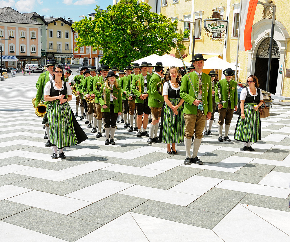 Warten auf das Brautpaar v.d. Basilika St. Michael Mondsee