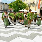 Warten auf das Brautpaar v.d. Basilika St. Michael Mondsee