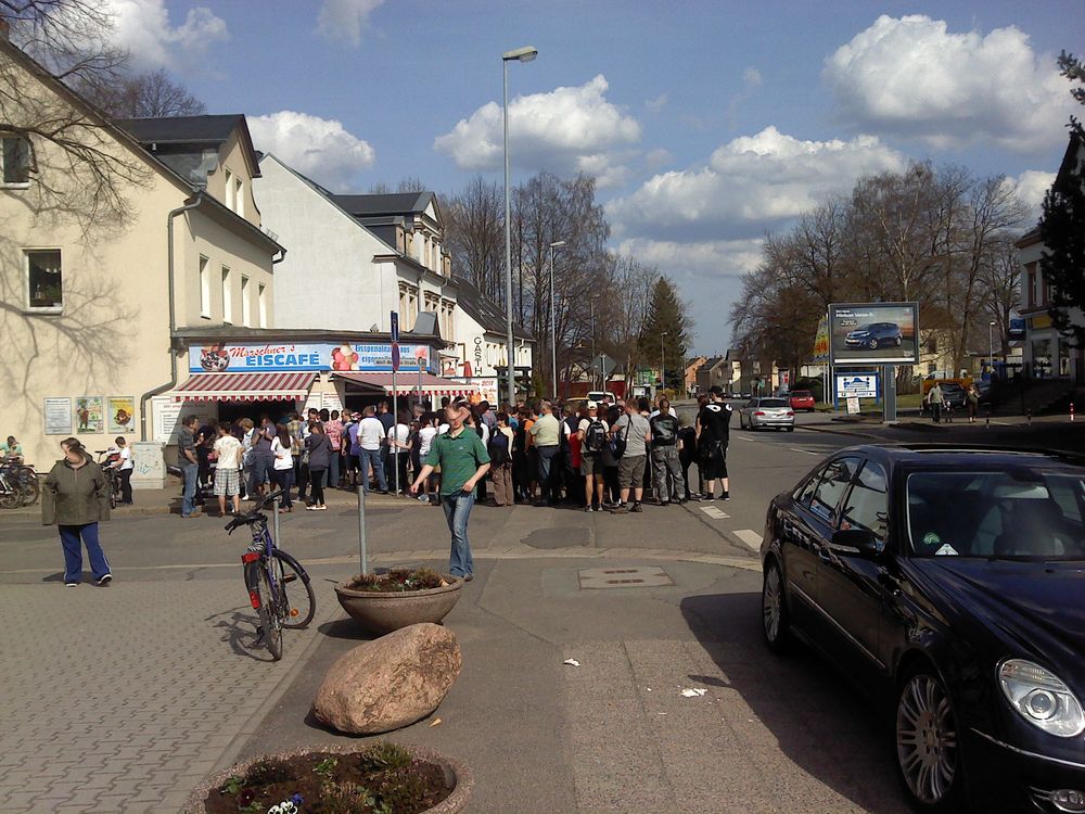 Warten auf das Supereis beim Eis-Marschner