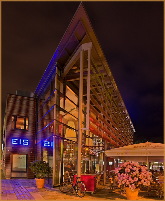 Warten auf den Bus - HH-Wandsbek Markt, Plaza-Bar