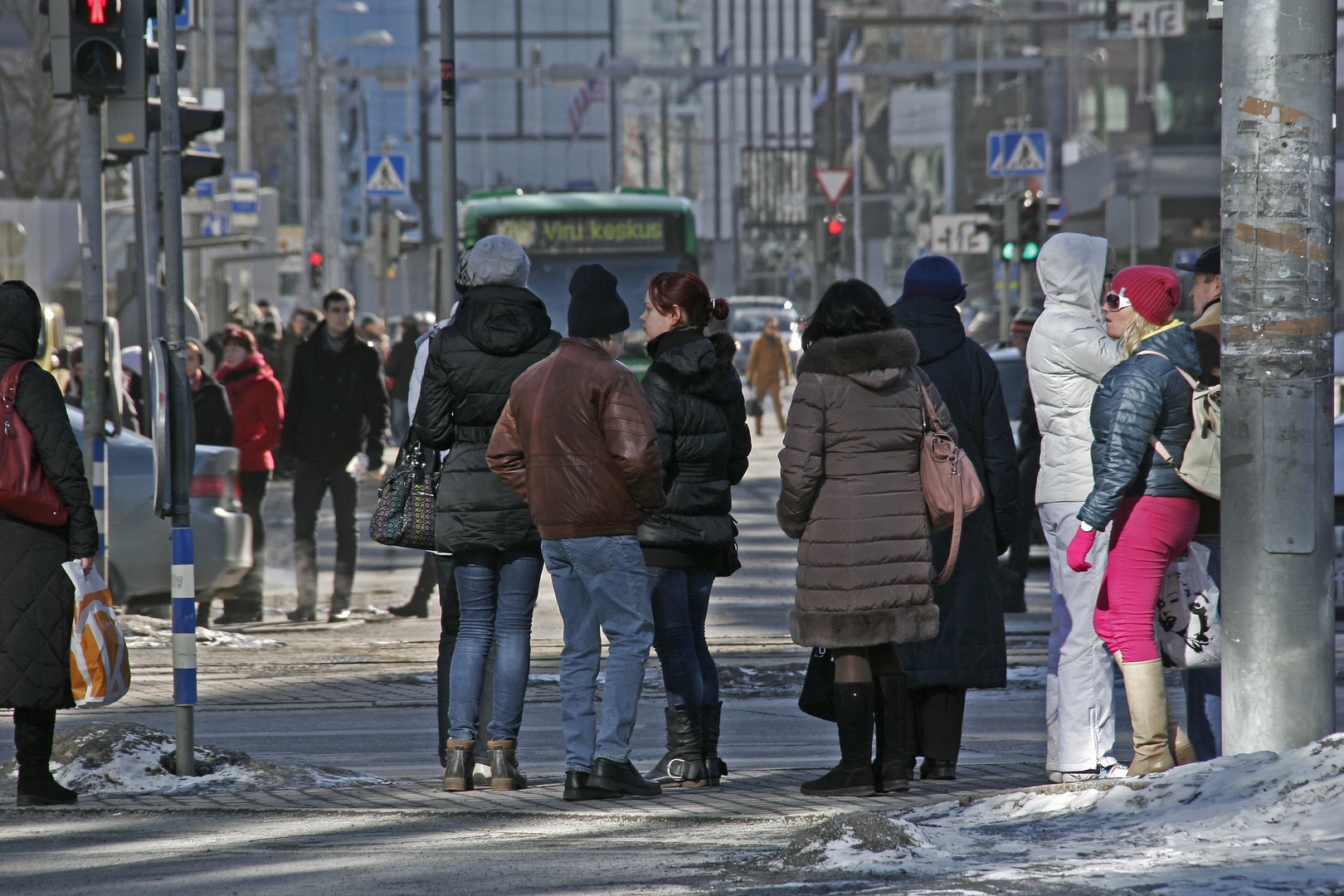 Warten auf den Bus in Tallinn