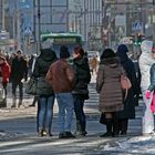 Warten auf den Bus in Tallinn