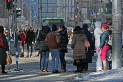 Warten auf den Bus in Tallinn