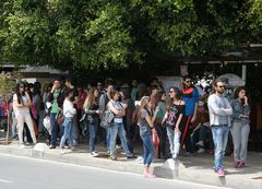 Warten auf den Bus zur Uni