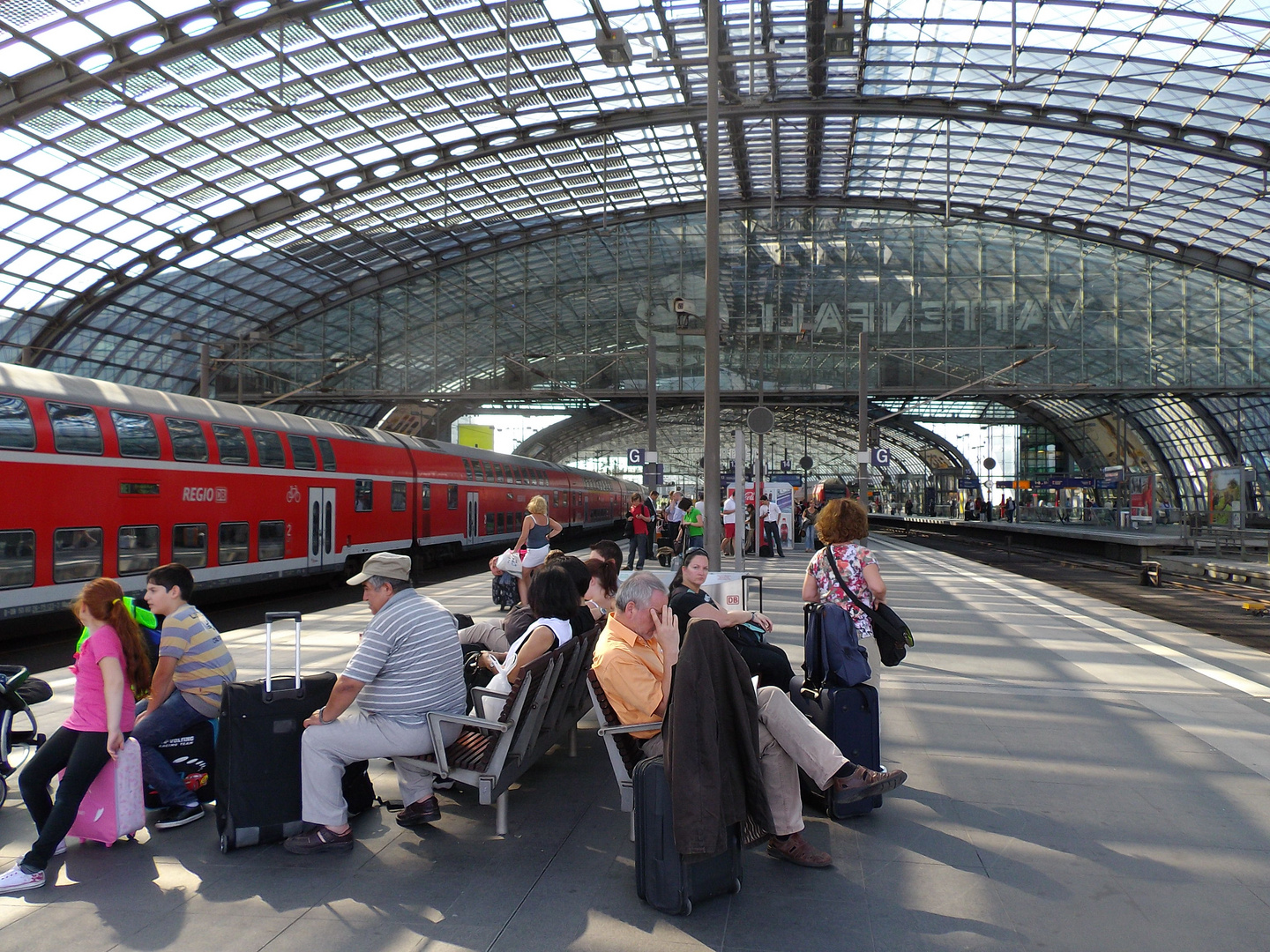 Warten auf den ICE 693 Berlin (Ostbahnhof) - München Hbhf