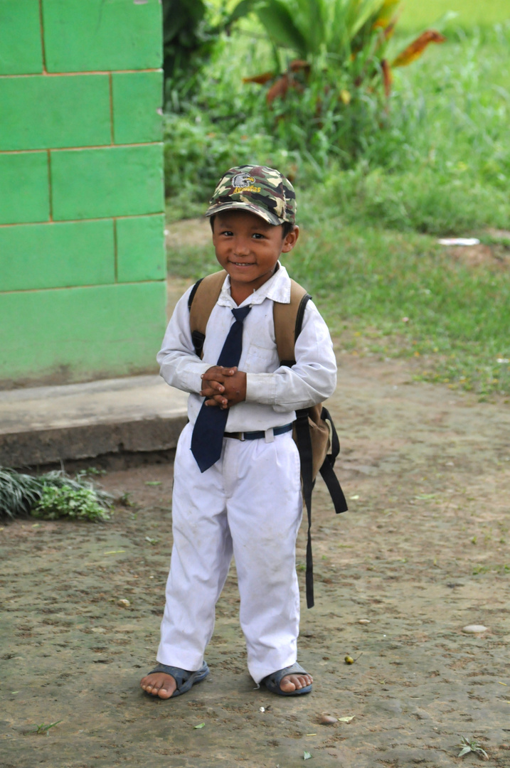 Warten auf den Schulbus in Nepal.