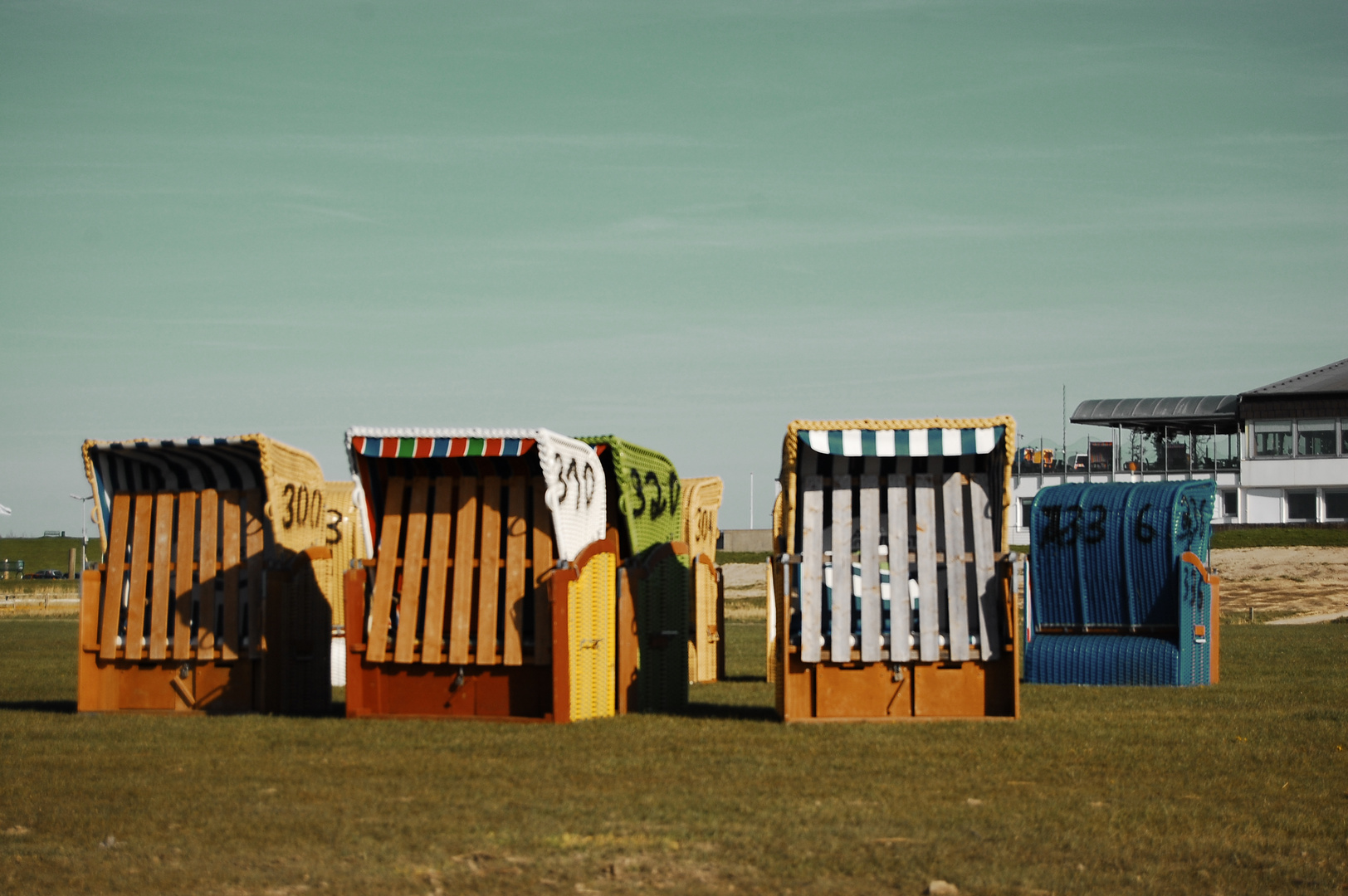 ...warten auf den Sommer - am Strand von Dorum Nordsee