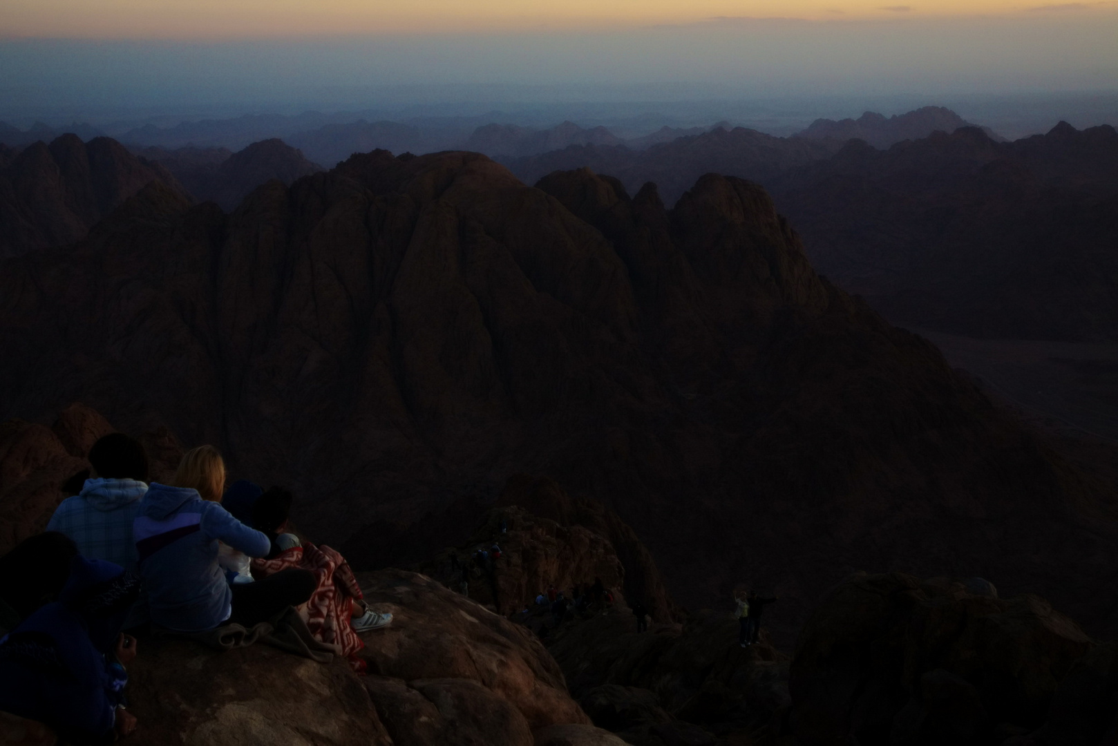 Warten auf den Sonnenaufgang auf dem Gipfel des Mosesberg, Sinai, Ägypten