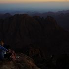 Warten auf den Sonnenaufgang auf dem Gipfel des Mosesberg, Sinai, Ägypten