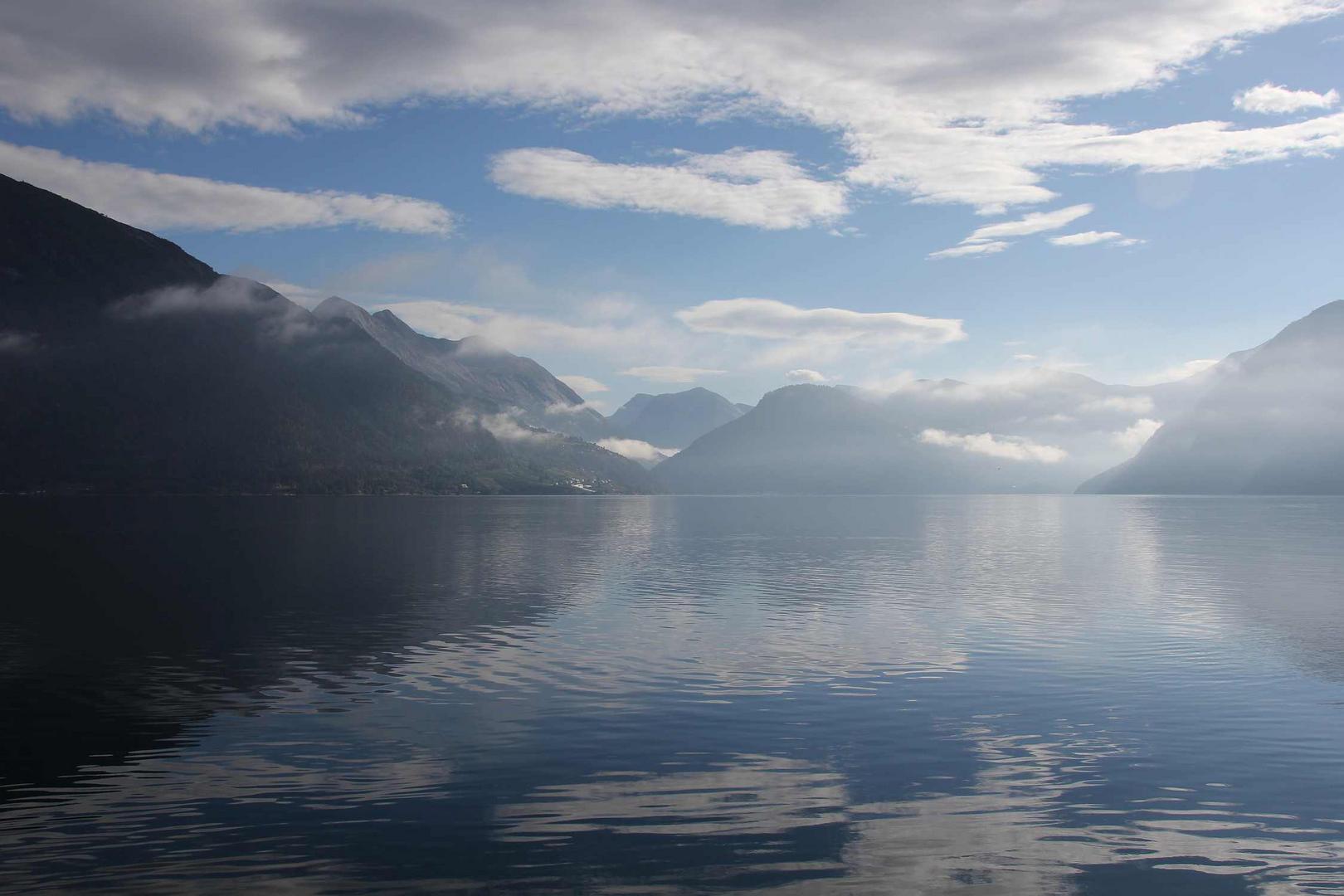 Warten auf die erste Fähre... um 8.00 Uhr am Storfjorden / Ejdsdal