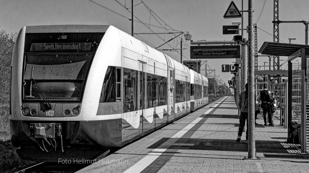 WARTEN AUF DIE FERNBAHN