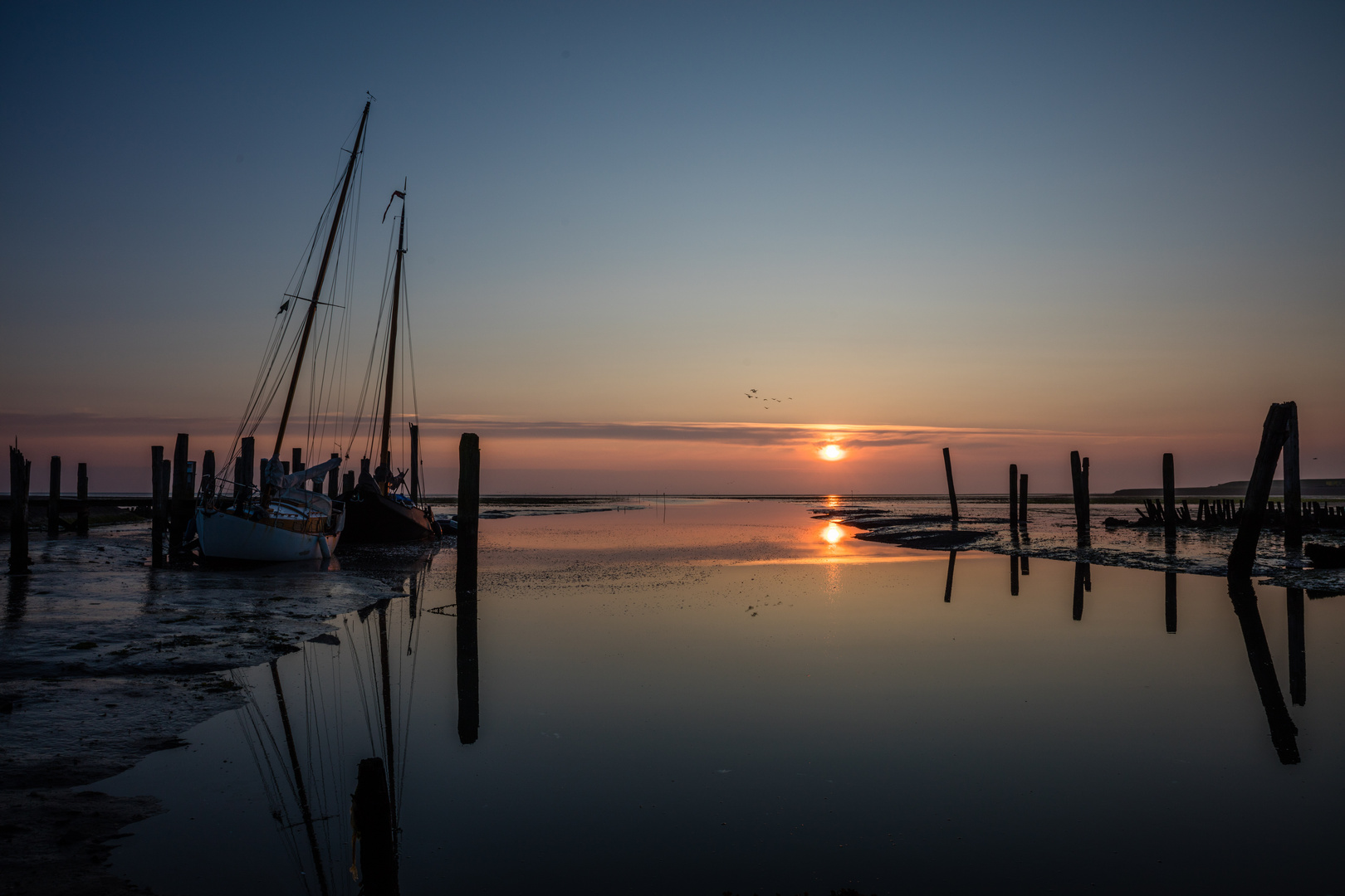 Warten auf die Flut bei Sonnenaufgang