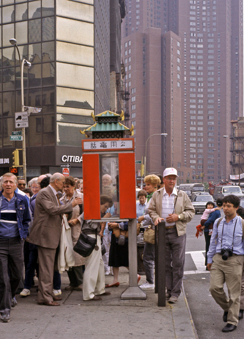 Warten auf die freie Telefonzelle in Chinatown, New York