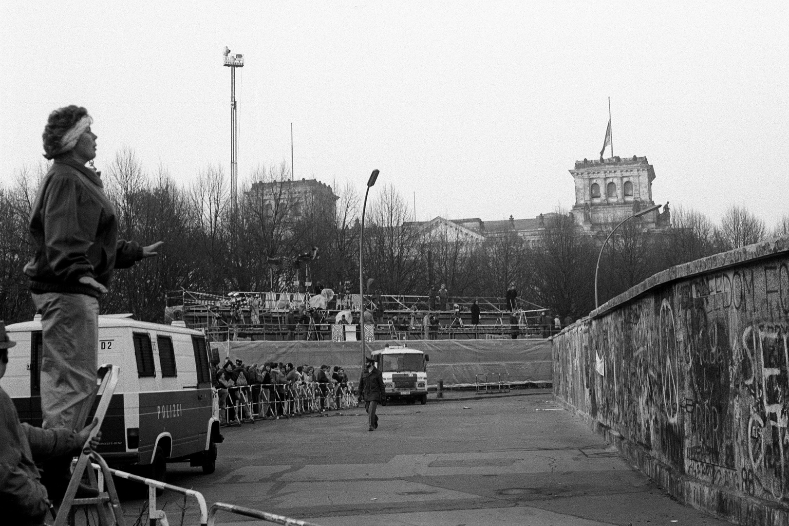 Warten auf die Maueröffnung am Brandenburger Tor - Berlin, 1989