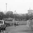 Warten auf die Maueröffnung am Brandenburger Tor - Berlin, 1989