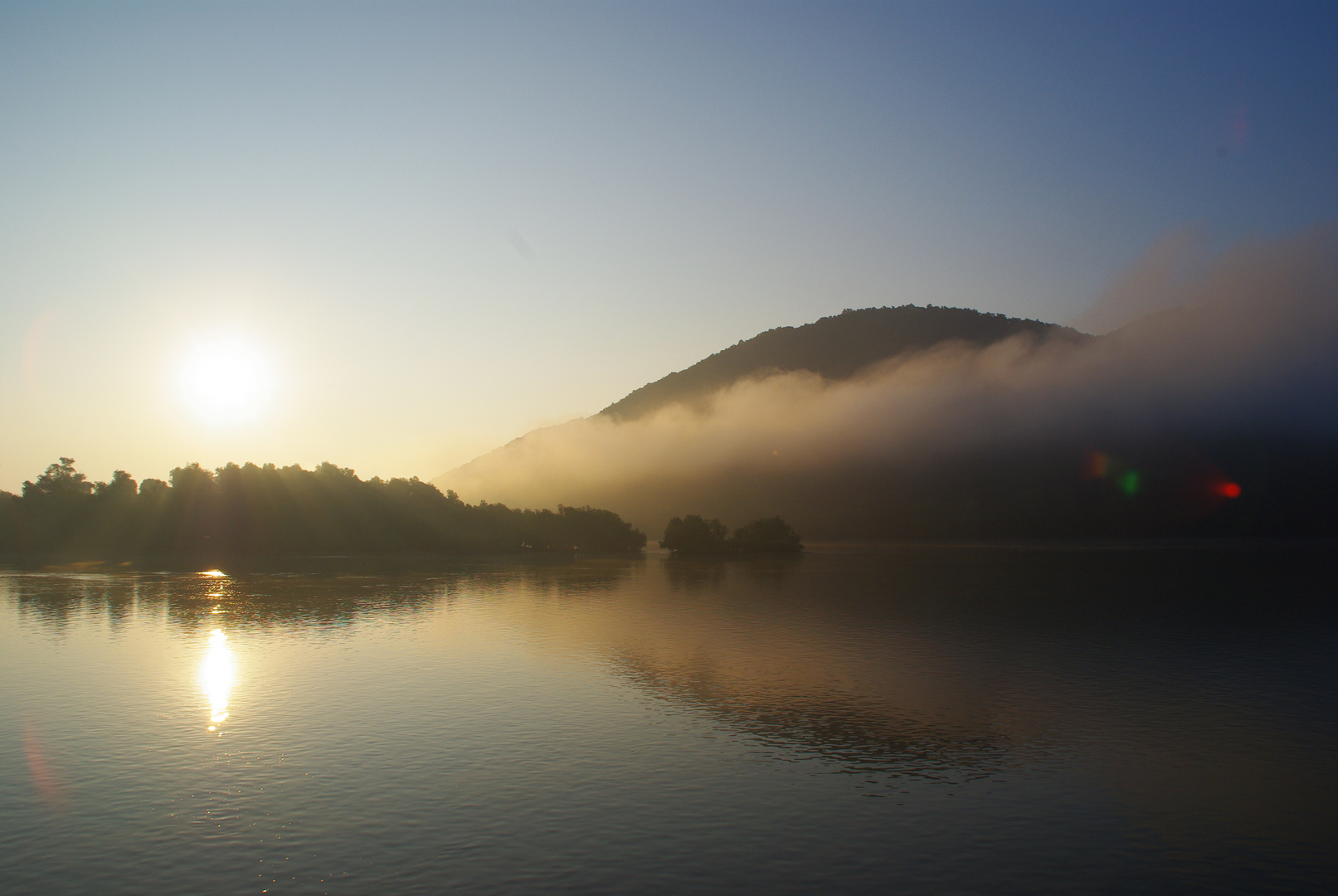 Warten auf die Morgensonne bei einer Donaufahrt im Herbst