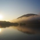 Warten auf die Morgensonne bei einer Donaufahrt im Herbst