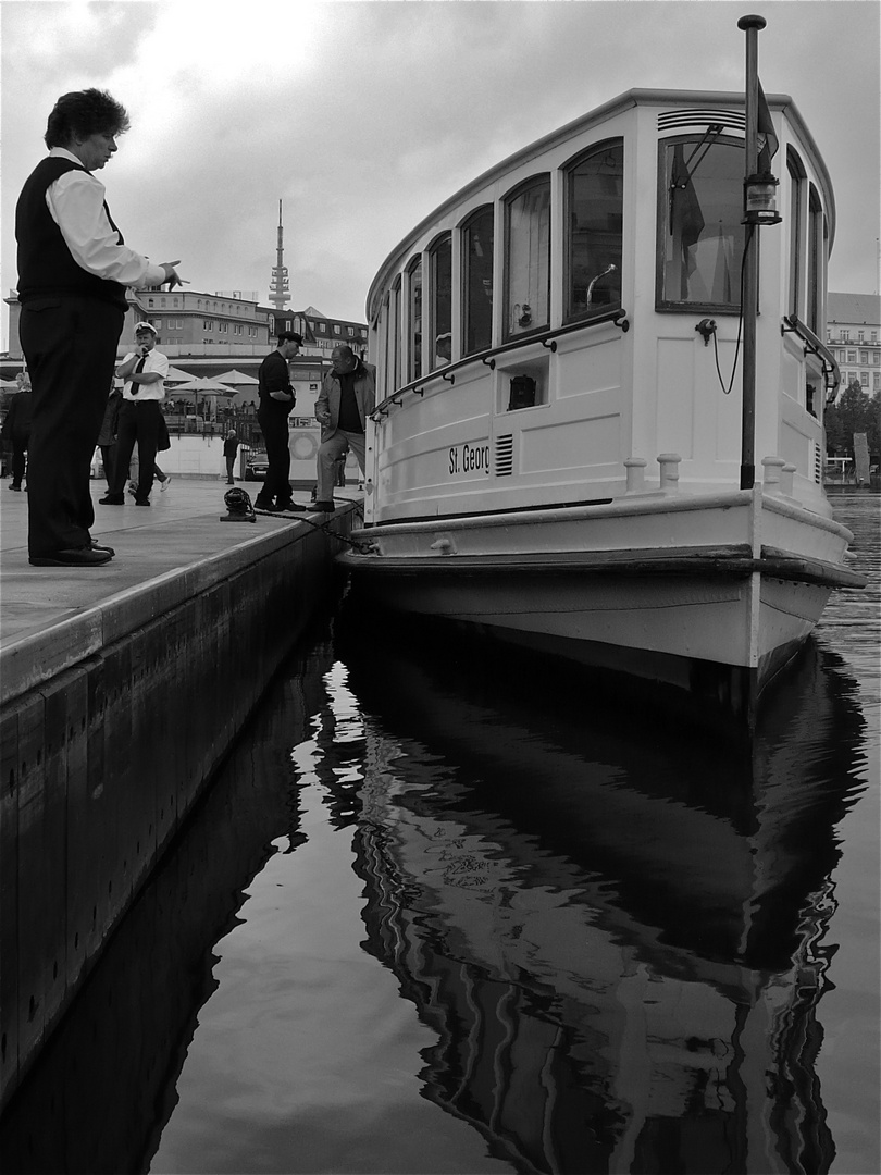 Warten auf die nächsten Gäste für die Alsterrundfahrt in Hamburg