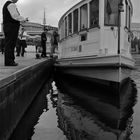 Warten auf die nächsten Gäste für die Alsterrundfahrt in Hamburg