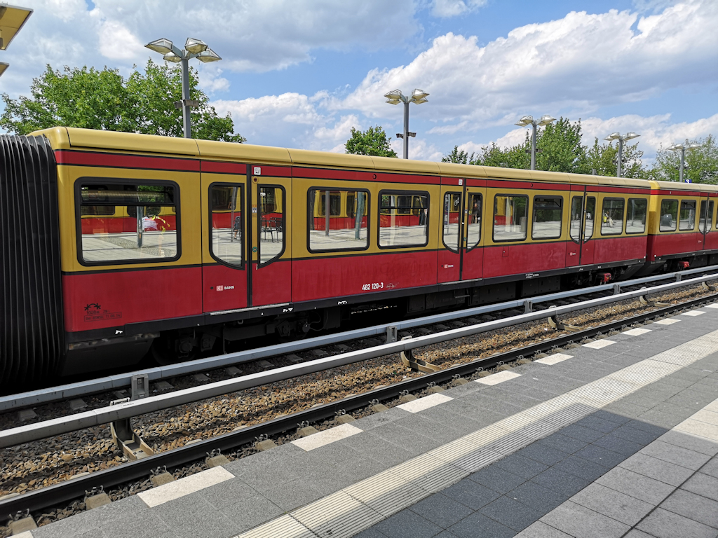 Warten auf die S-Bahn ori