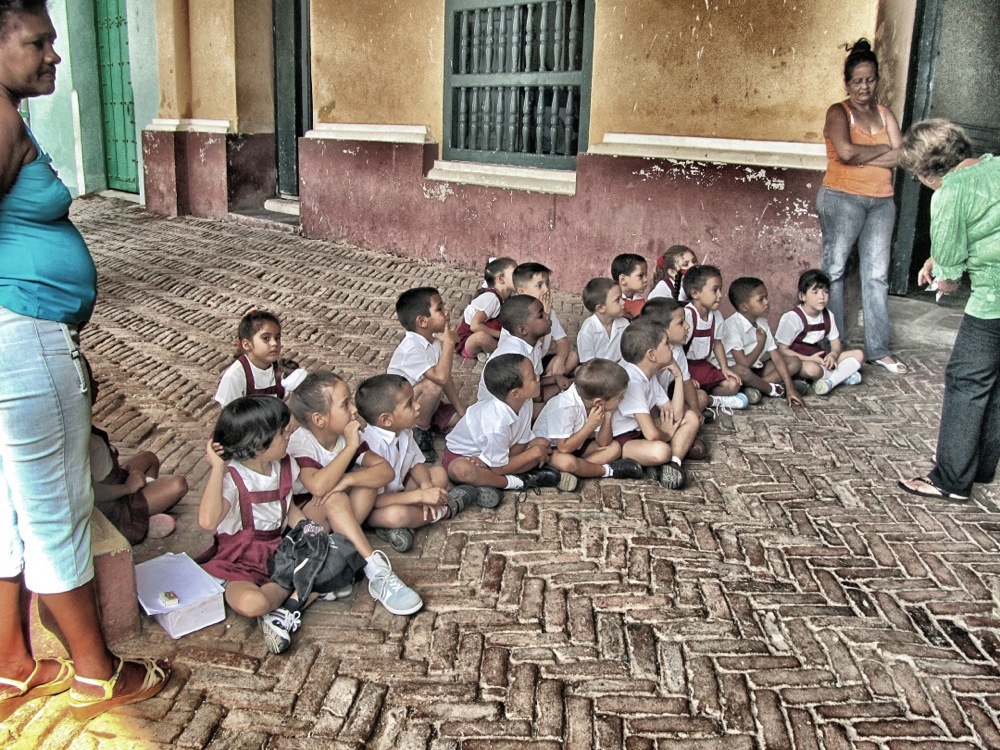 Warten auf die Schule (Trinidad, Kuba)