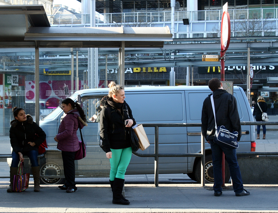 Warten auf die Straßenbahn