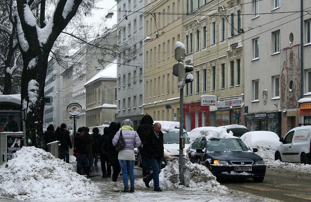 Warten auf die Straßenbahn (4)