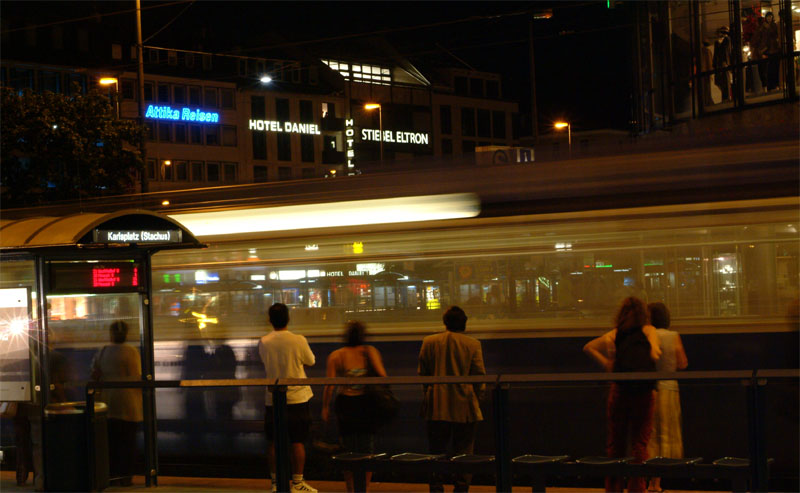 Warten auf die Straßenbahn...