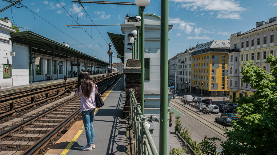 Warten auf die U-Bahn (2)