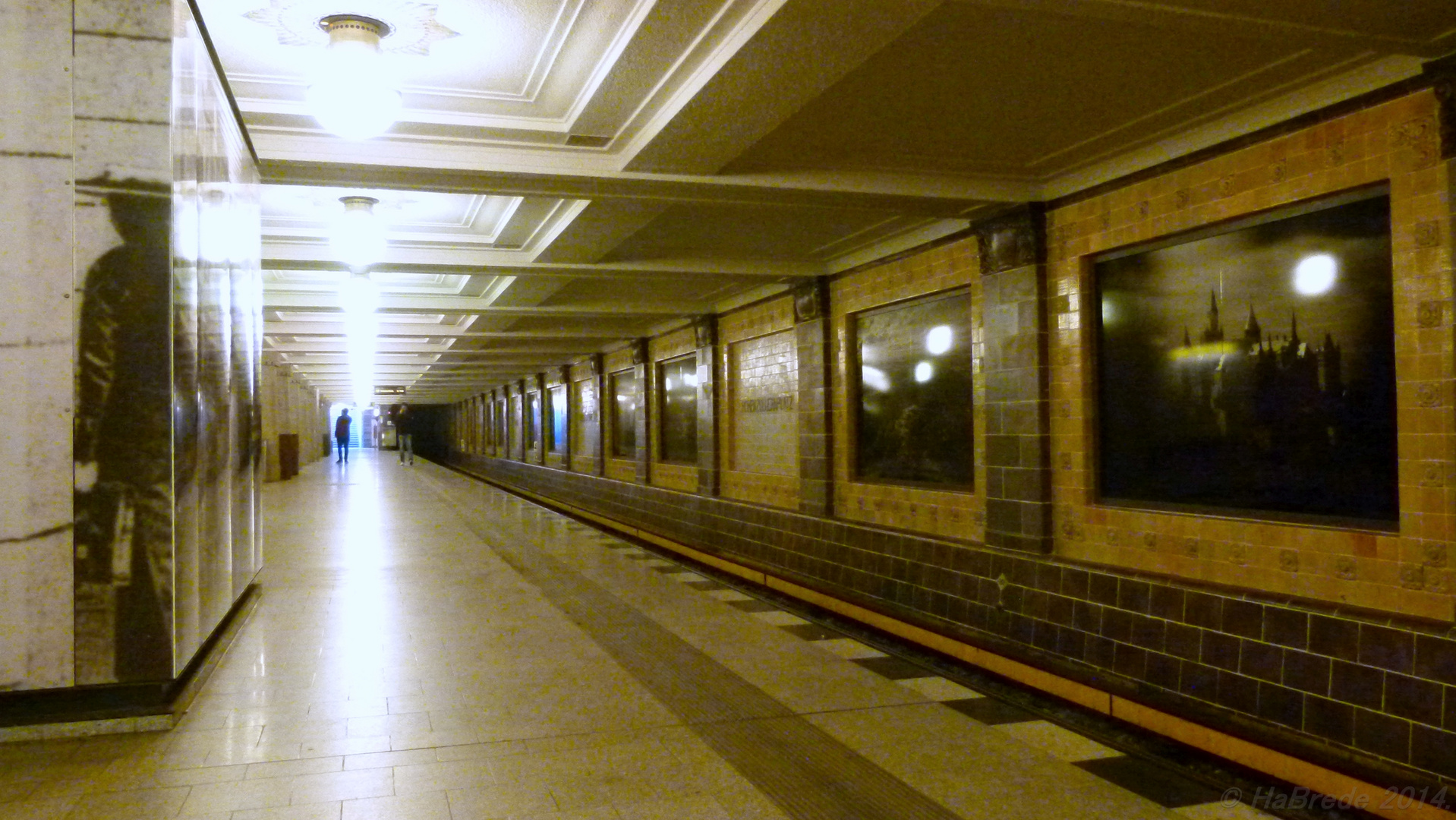 Warten auf die U-Bahn am Rüdesheimer Platz