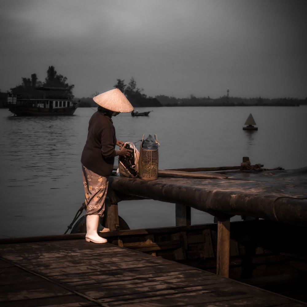 warten auf die überfahrt in hoi an...