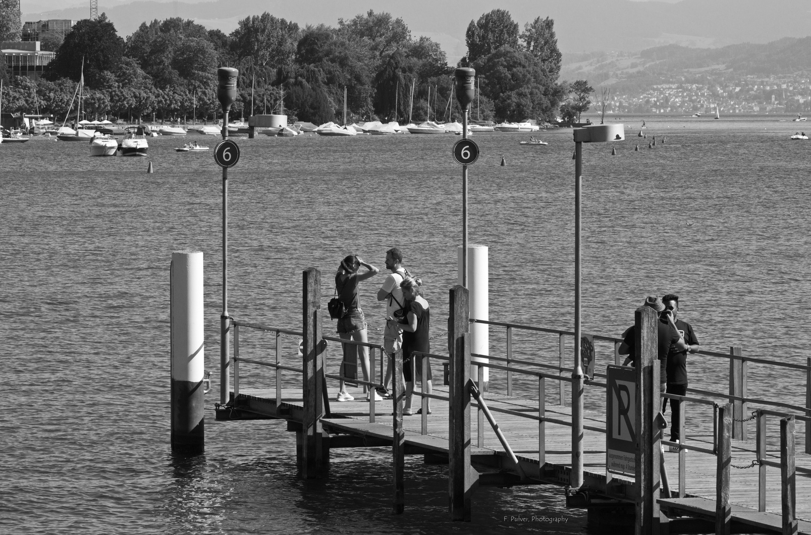 Warten auf ein Schiff am Pier 6