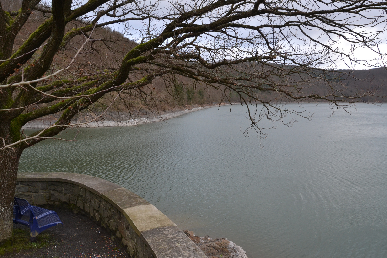 Warten auf Gäste - die blaue Bank am See