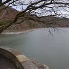 Warten auf Gäste - die blaue Bank am See