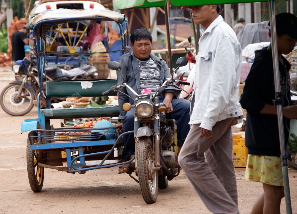 warten auf kundschaft II, laos 2010