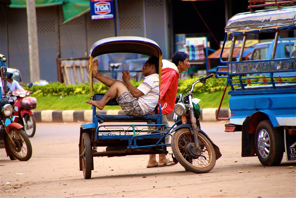 warten auf kundschaft, pakse, südlaos 2010