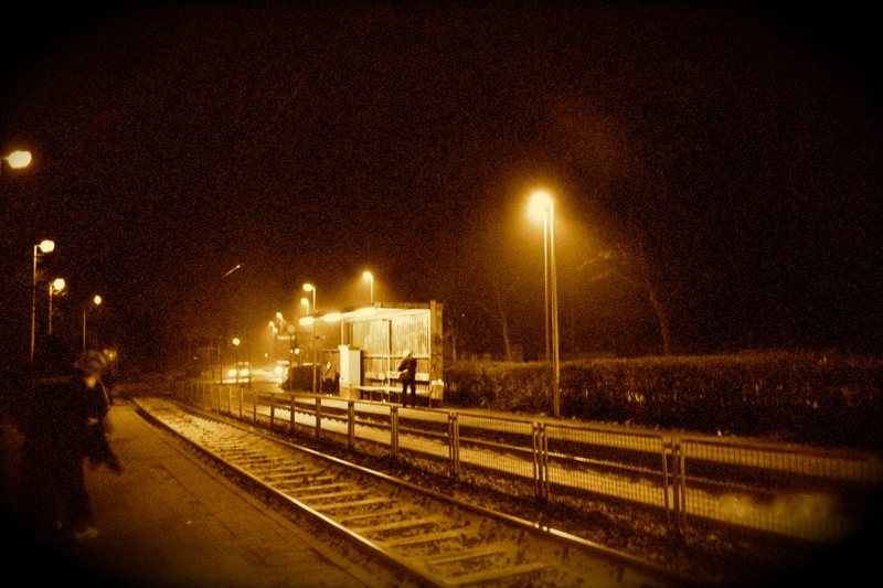 Warten auf U-Bahn im Schnee