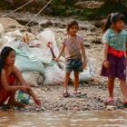 Warten auf Warenlieferung am Mekong