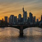 Warten bis die Lichter der Stadt angehen, die Skyline in Frankfurt beim Sonnenuntergang, die...