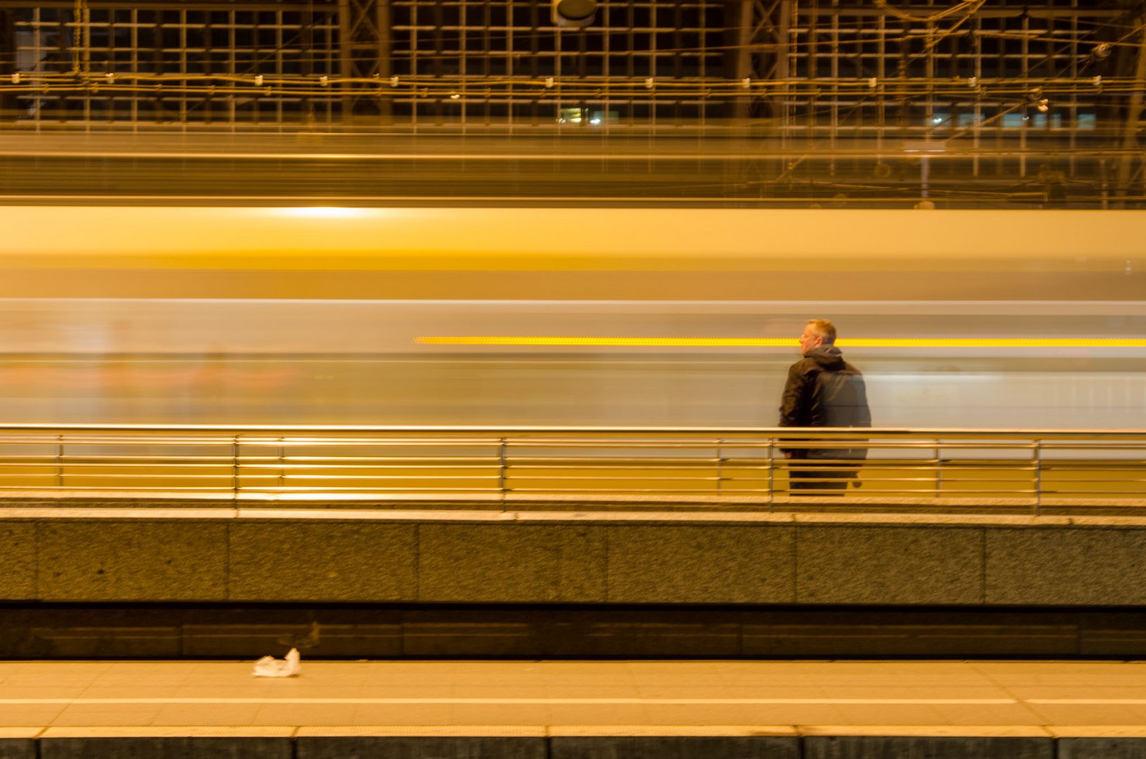 Warten im HBF von Köln