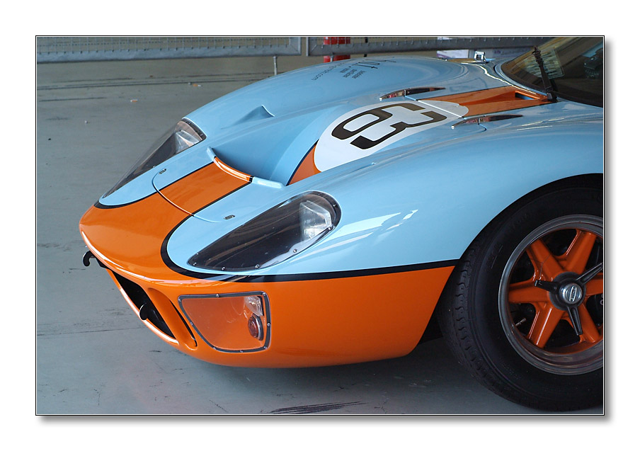 Warten in der Box - Ford GT40 Gulf - powered by Roush