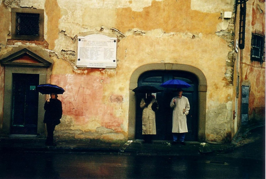 Warten mit blauen Schirmen unweit von Florenz