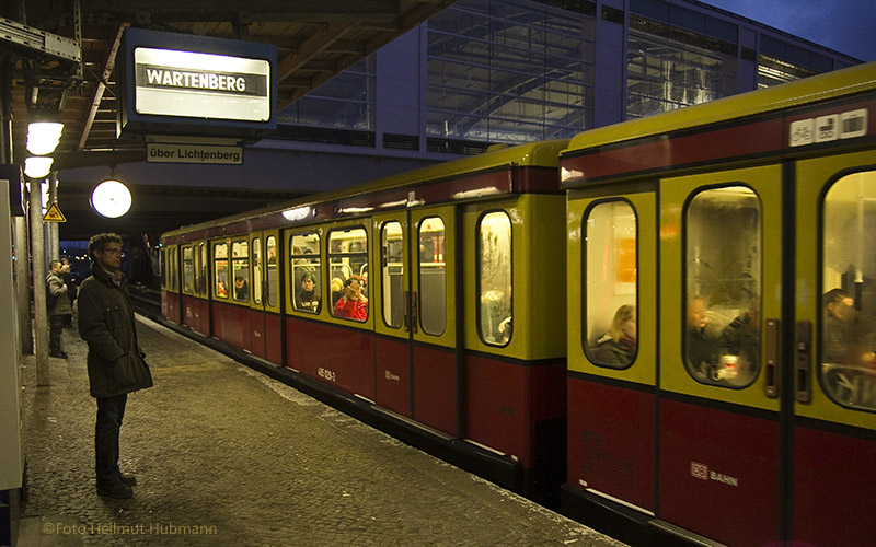 WARTEN (Ostkreuz am Abend)