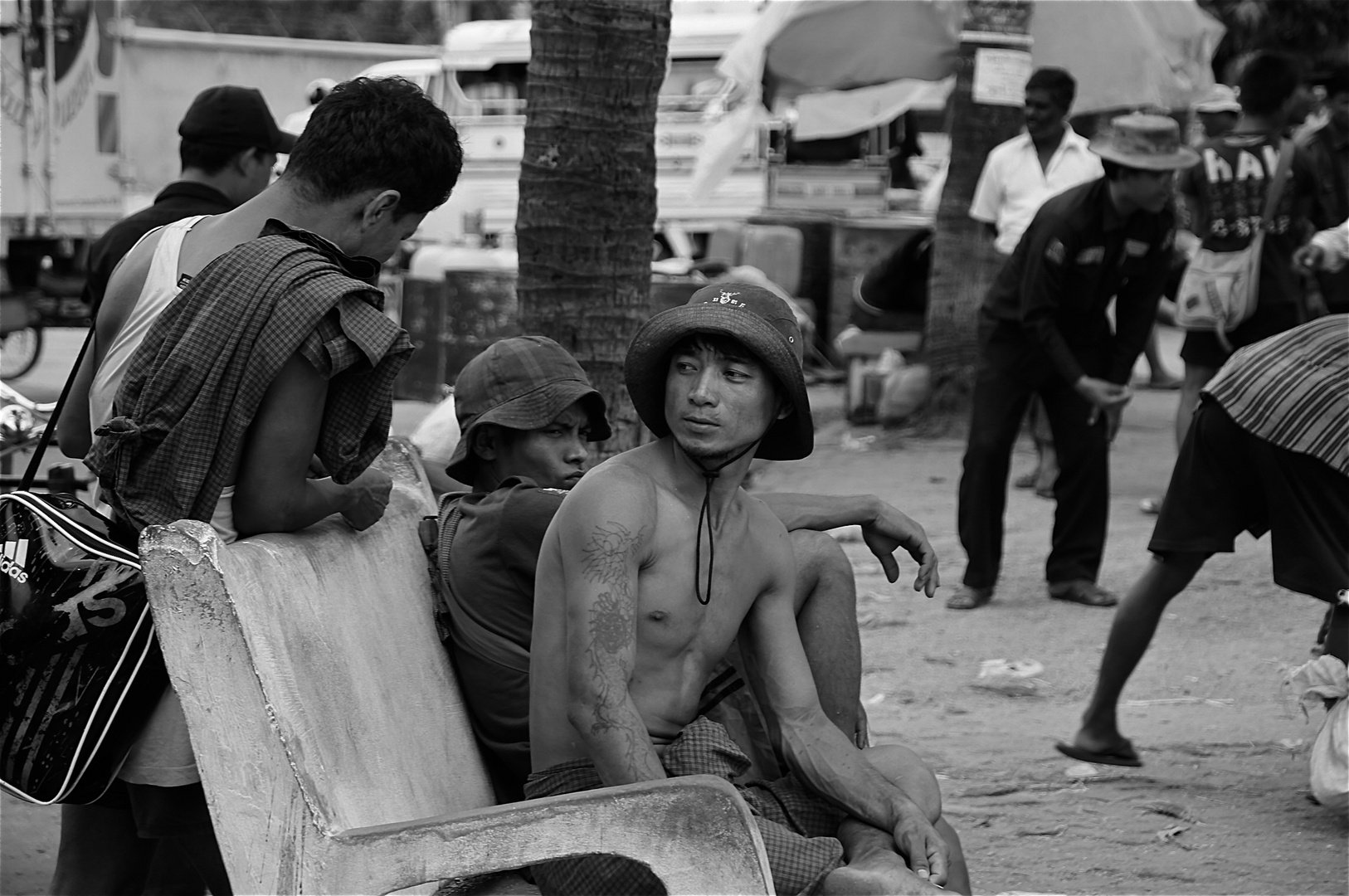 warten und schauen, yangon hafen, burma 2011