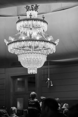 Warten unterm Kronleuchter