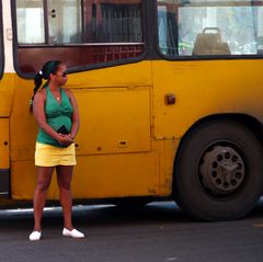 Warten vor dem Bus