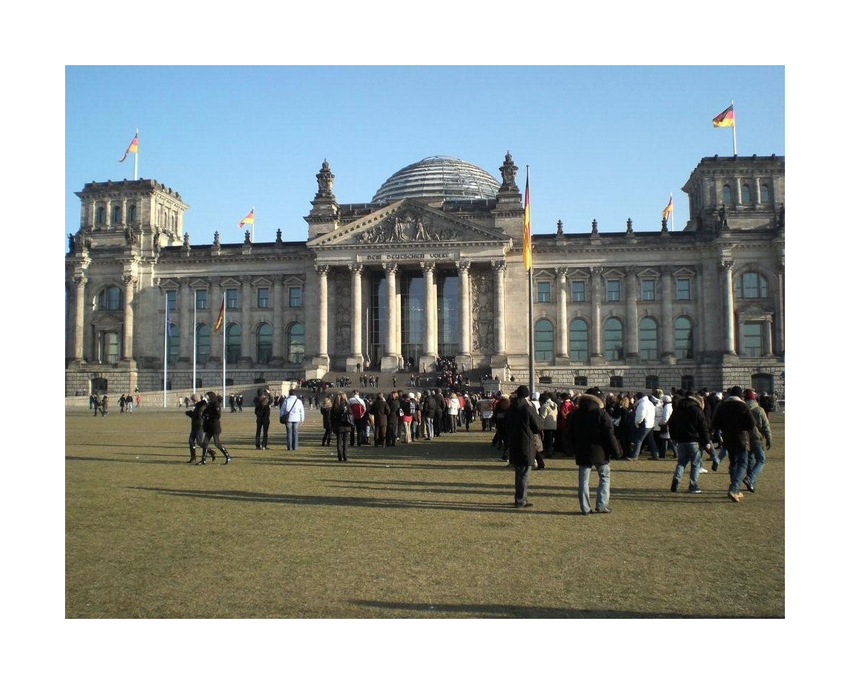 Warten vor dem Reichstag