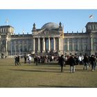 Warten vor dem Reichstag