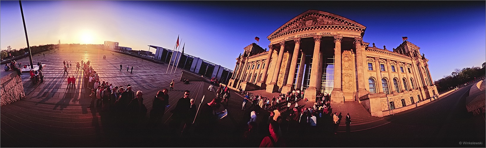 Warten vor dem Reichstag Panorama